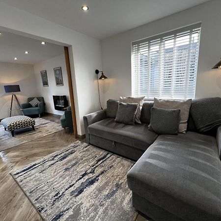 Stylish Modern Home With Parking Enclosed Garden Holyhead Eksteriør billede