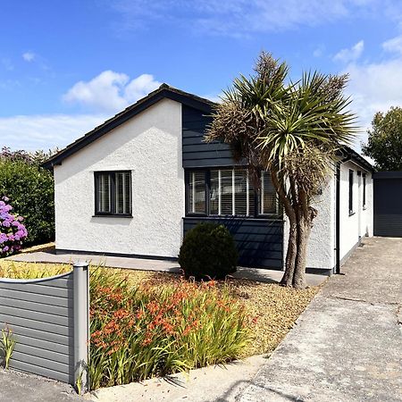 Stylish Modern Home With Parking Enclosed Garden Holyhead Eksteriør billede