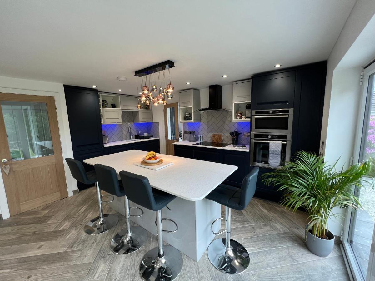 Stylish Modern Home With Parking Enclosed Garden Holyhead Eksteriør billede