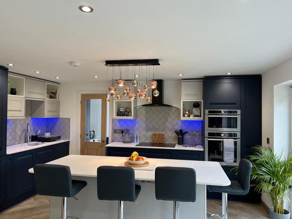 Stylish Modern Home With Parking Enclosed Garden Holyhead Eksteriør billede