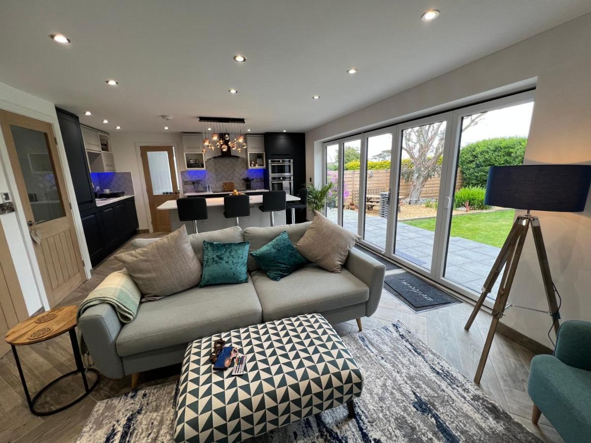 Stylish Modern Home With Parking Enclosed Garden Holyhead Eksteriør billede