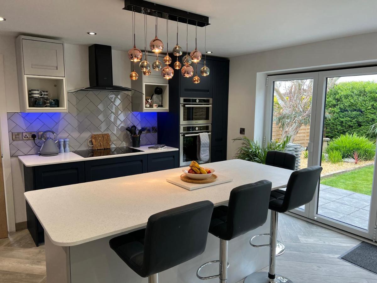 Stylish Modern Home With Parking Enclosed Garden Holyhead Eksteriør billede