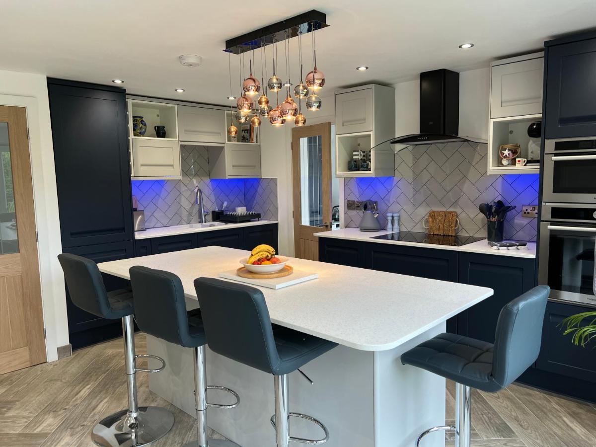 Stylish Modern Home With Parking Enclosed Garden Holyhead Eksteriør billede