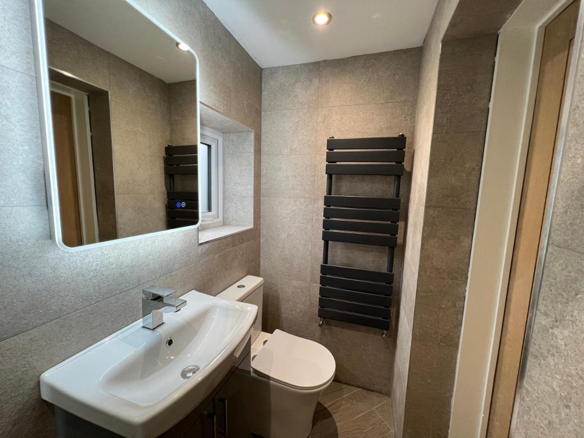 Stylish Modern Home With Parking Enclosed Garden Holyhead Eksteriør billede