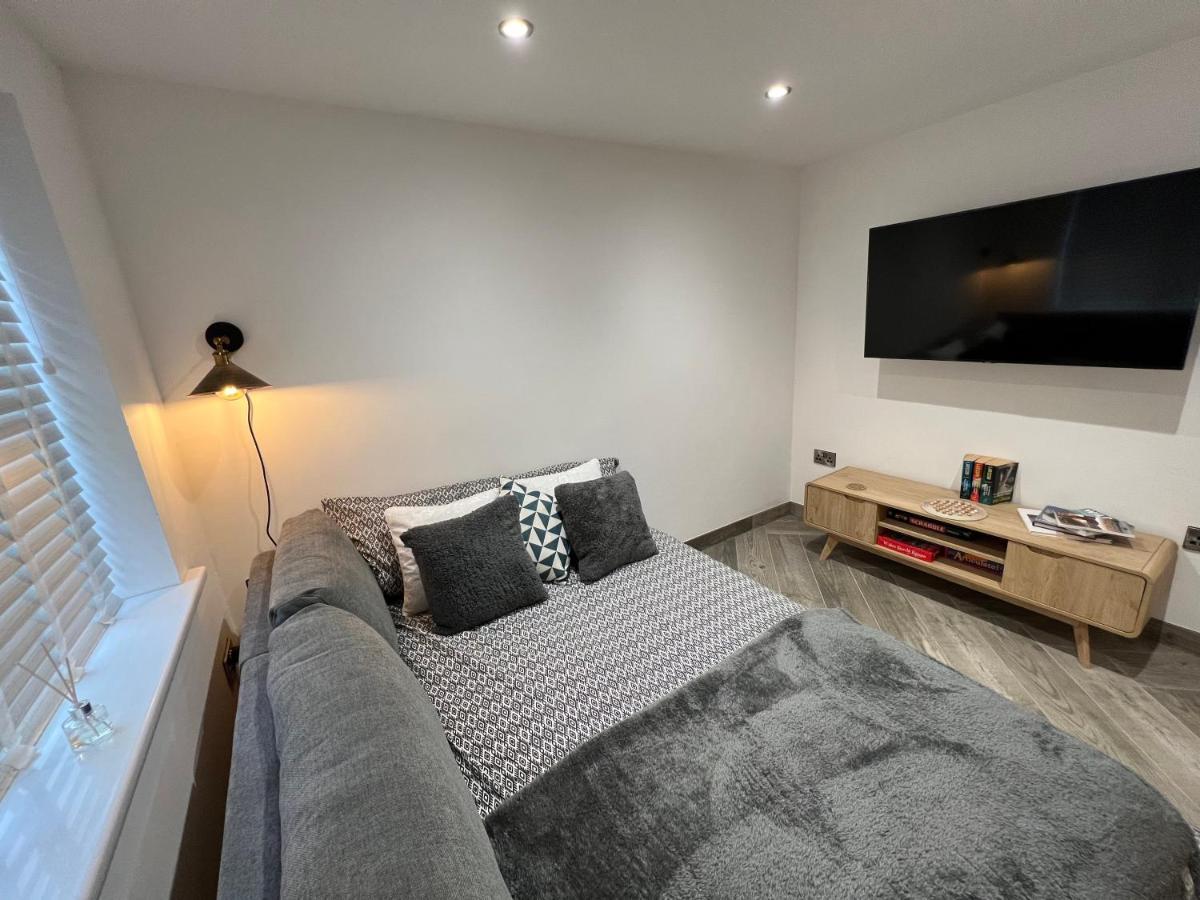 Stylish Modern Home With Parking Enclosed Garden Holyhead Eksteriør billede