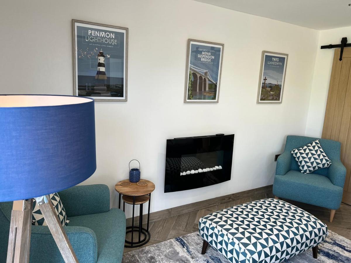 Stylish Modern Home With Parking Enclosed Garden Holyhead Eksteriør billede