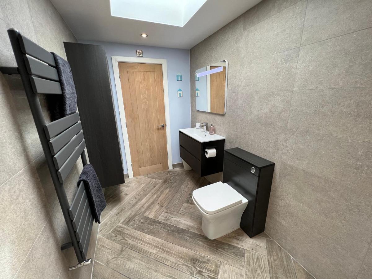 Stylish Modern Home With Parking Enclosed Garden Holyhead Eksteriør billede