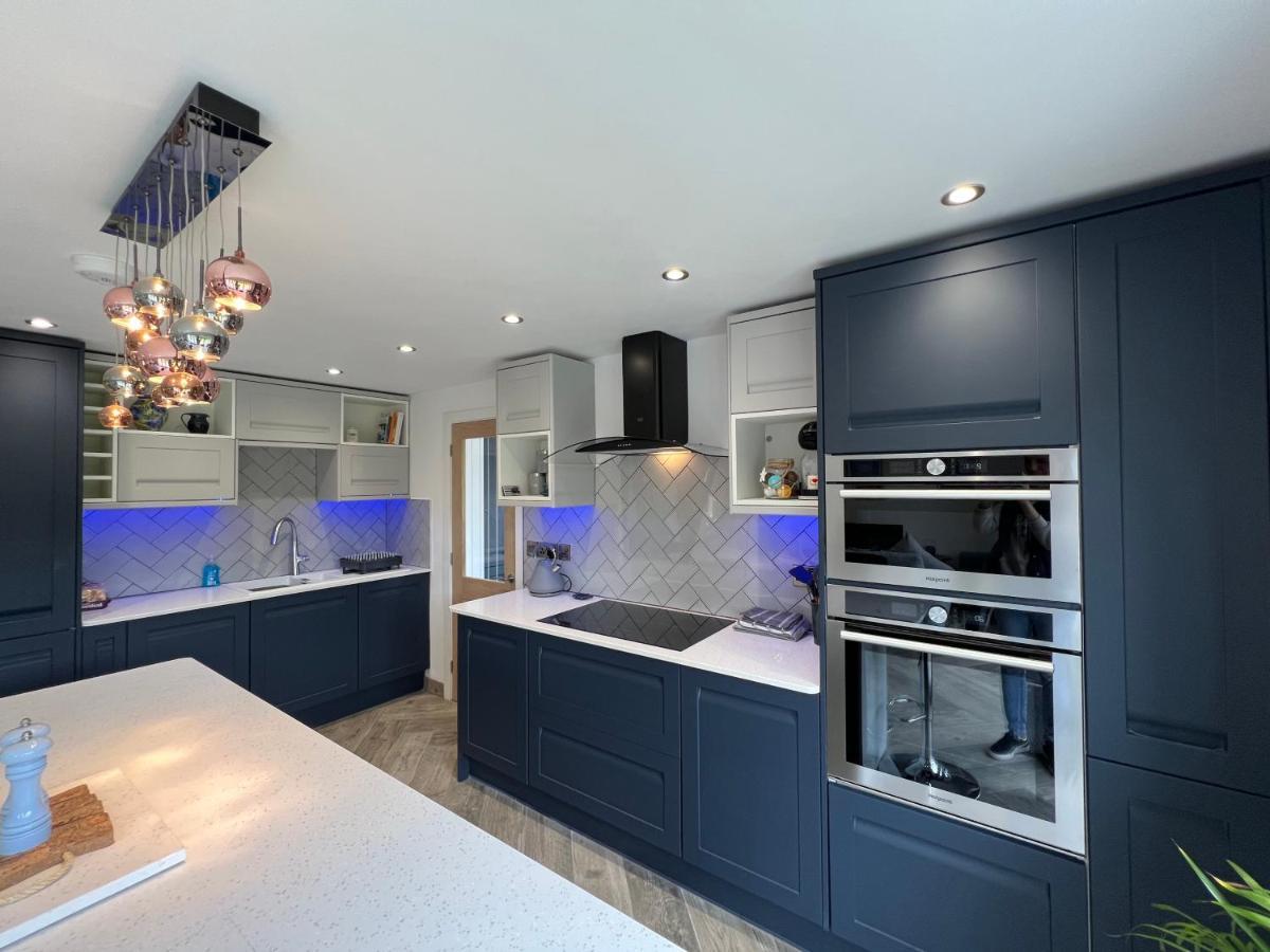 Stylish Modern Home With Parking Enclosed Garden Holyhead Eksteriør billede