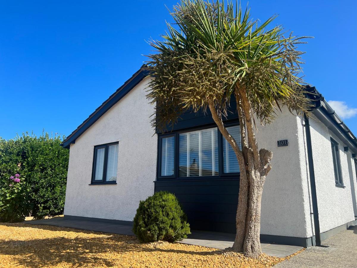 Stylish Modern Home With Parking Enclosed Garden Holyhead Eksteriør billede