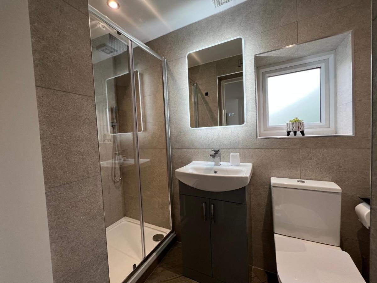 Stylish Modern Home With Parking Enclosed Garden Holyhead Eksteriør billede