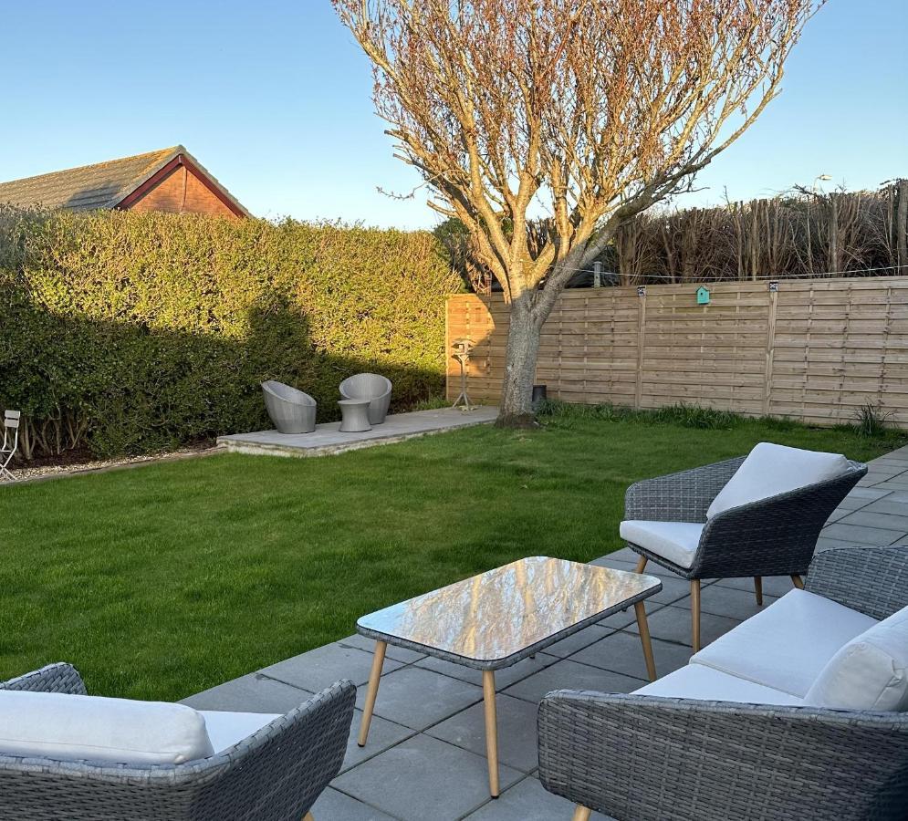 Stylish Modern Home With Parking Enclosed Garden Holyhead Eksteriør billede