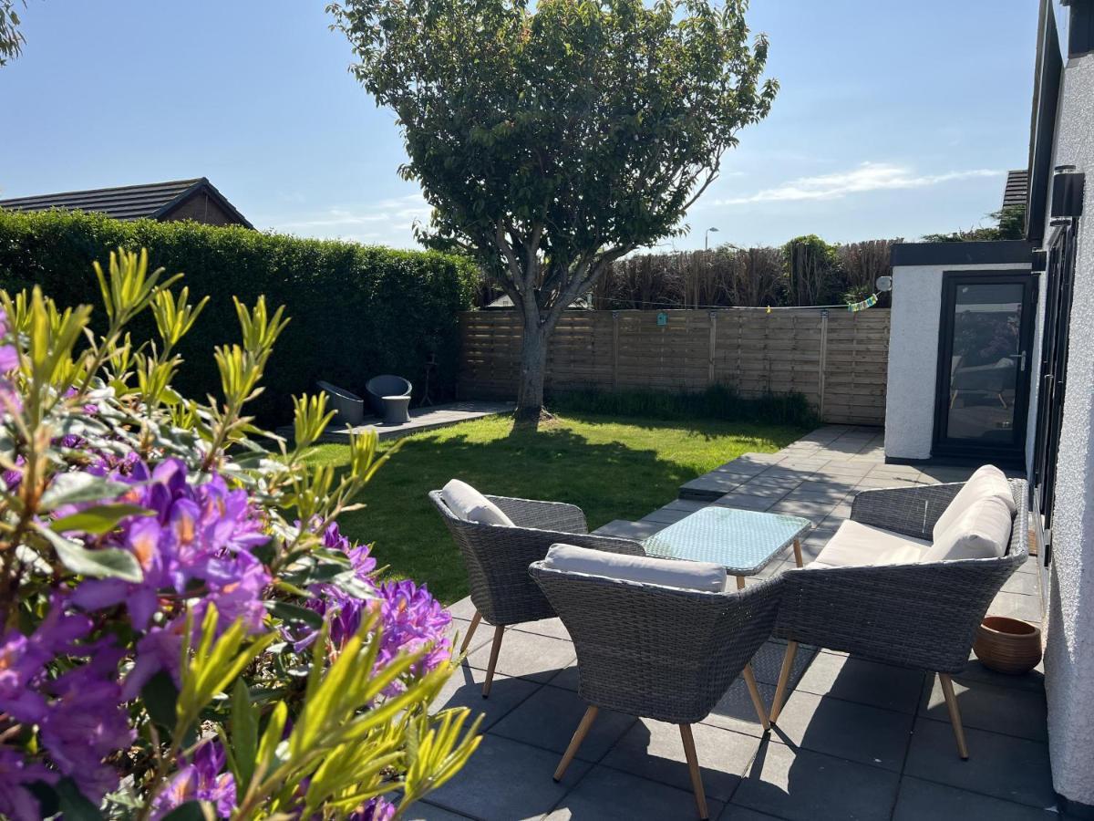 Stylish Modern Home With Parking Enclosed Garden Holyhead Eksteriør billede
