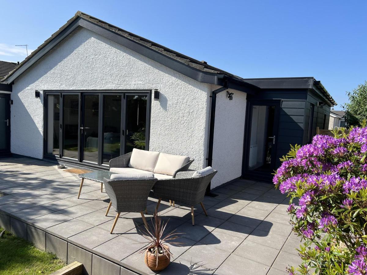 Stylish Modern Home With Parking Enclosed Garden Holyhead Eksteriør billede
