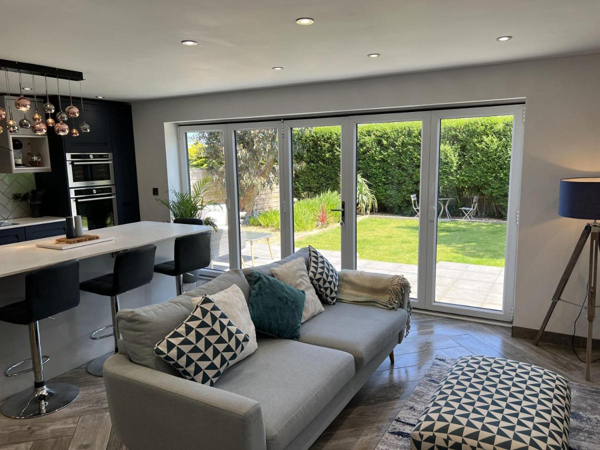 Stylish Modern Home With Parking Enclosed Garden Holyhead Eksteriør billede
