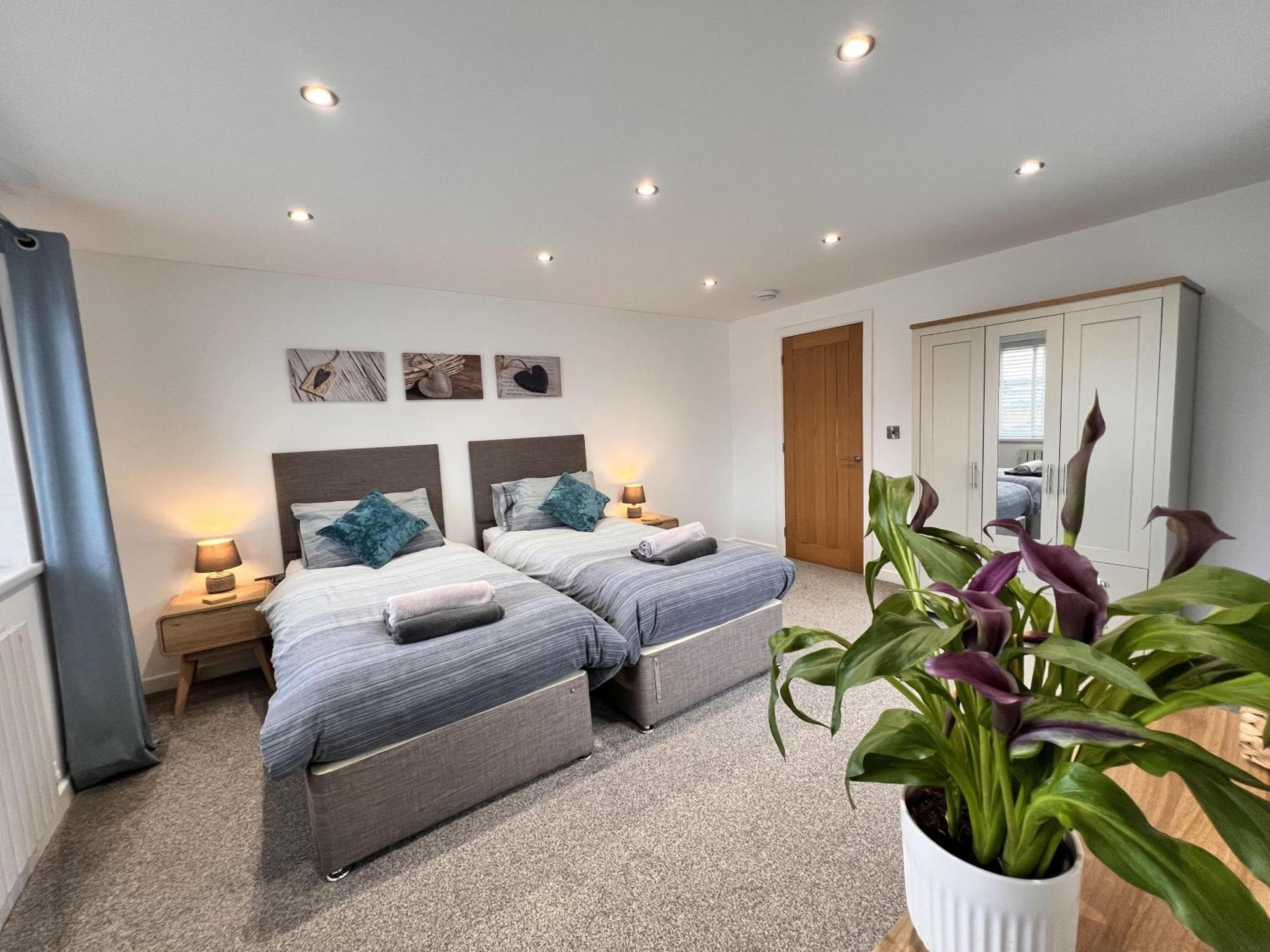 Stylish Modern Home With Parking Enclosed Garden Holyhead Eksteriør billede