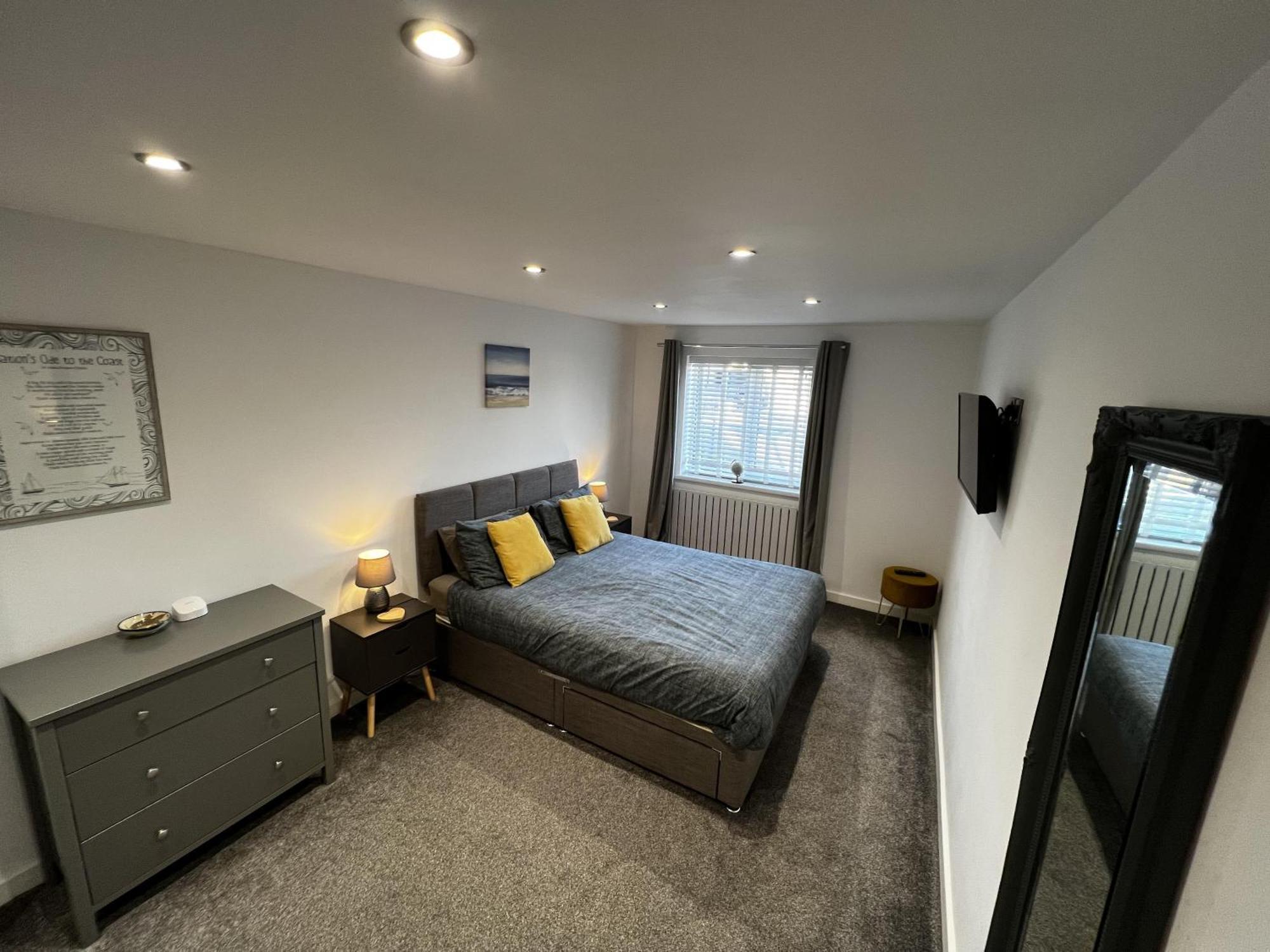 Stylish Modern Home With Parking Enclosed Garden Holyhead Eksteriør billede