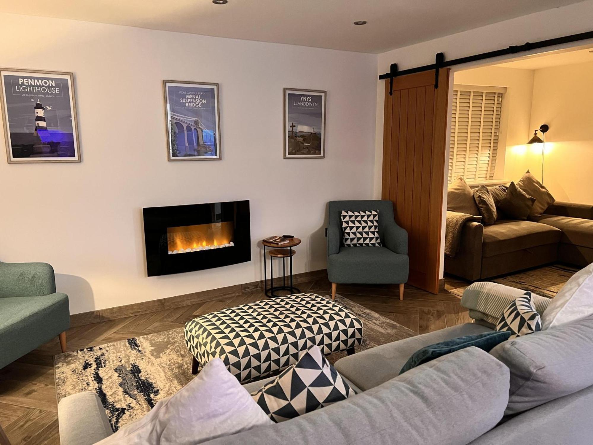 Stylish Modern Home With Parking Enclosed Garden Holyhead Eksteriør billede