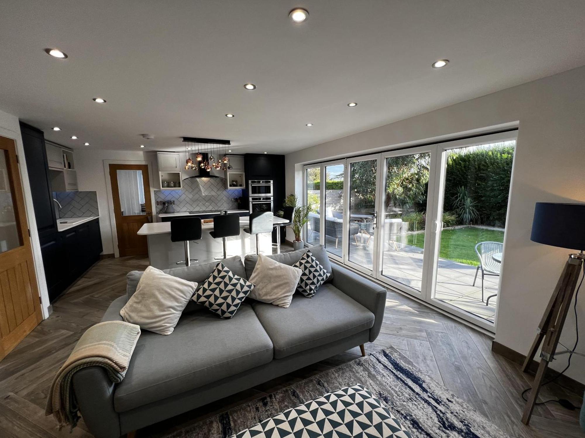 Stylish Modern Home With Parking Enclosed Garden Holyhead Eksteriør billede