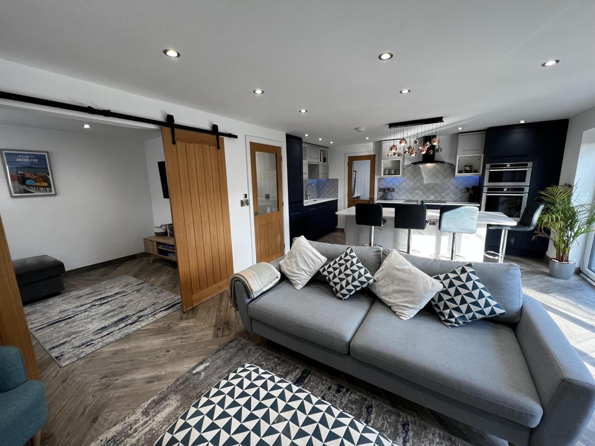 Stylish Modern Home With Parking Enclosed Garden Holyhead Eksteriør billede
