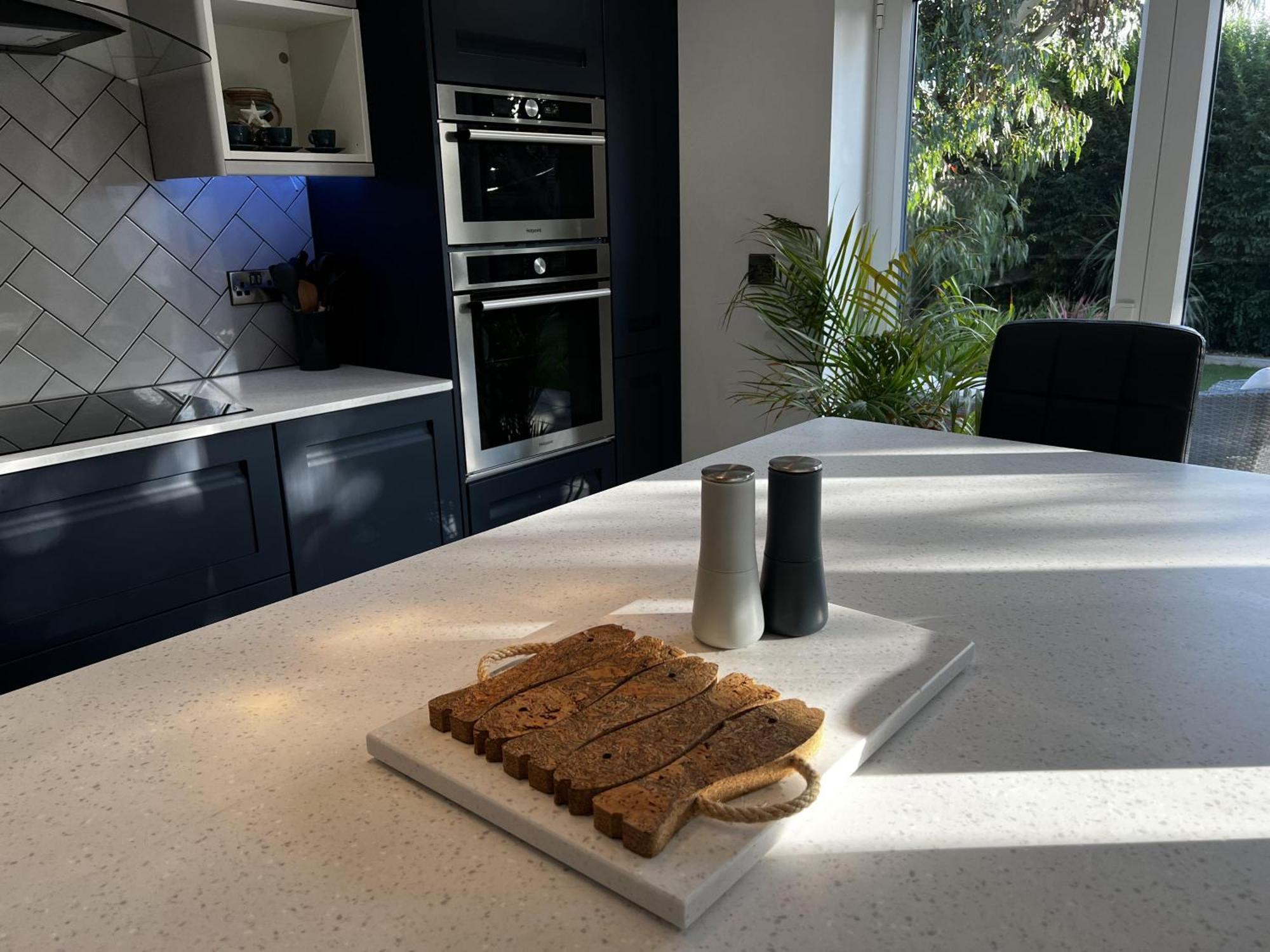Stylish Modern Home With Parking Enclosed Garden Holyhead Eksteriør billede