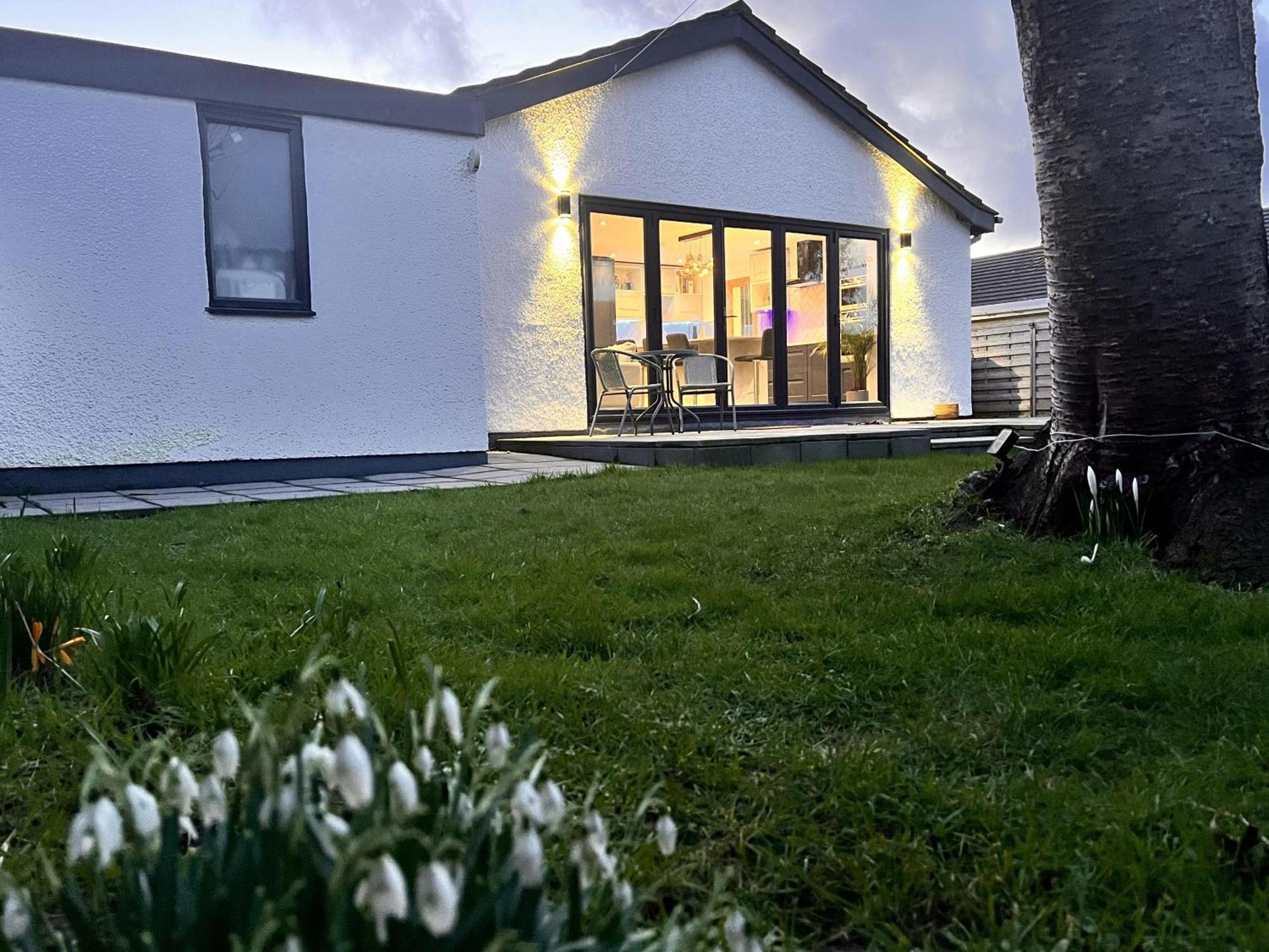 Stylish Modern Home With Parking Enclosed Garden Holyhead Eksteriør billede