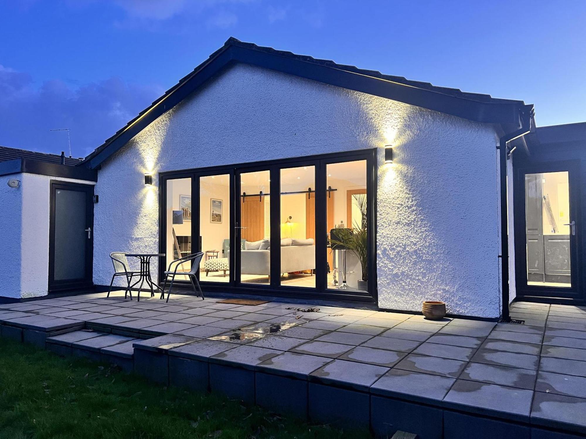 Stylish Modern Home With Parking Enclosed Garden Holyhead Eksteriør billede