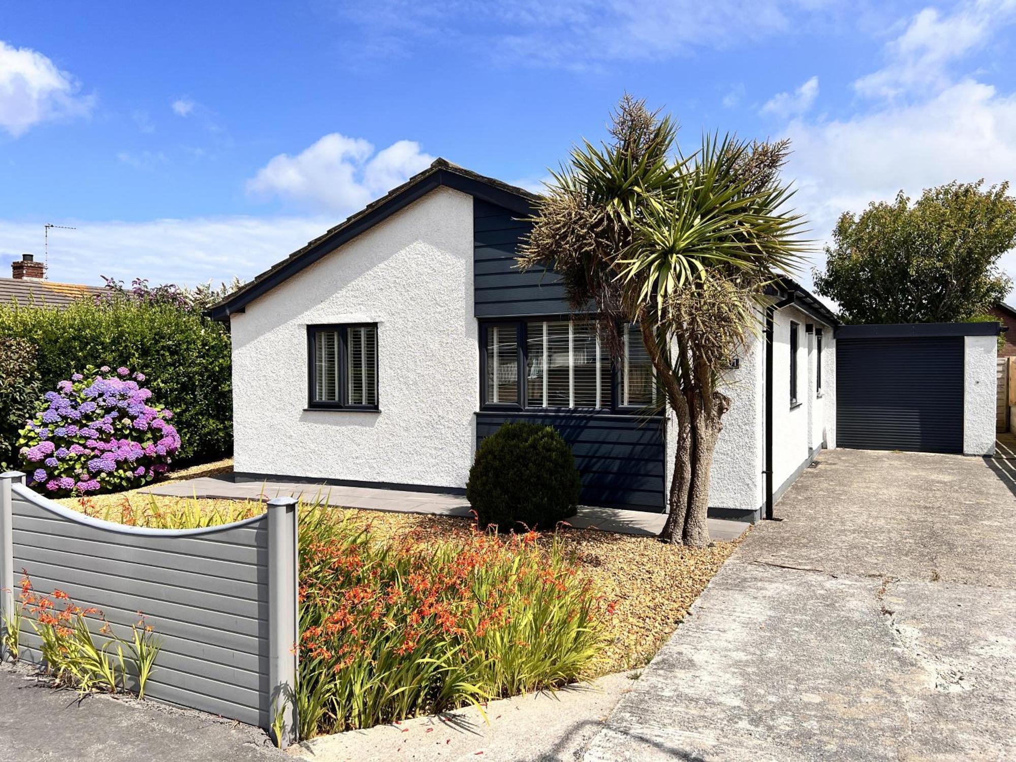 Stylish Modern Home With Parking Enclosed Garden Holyhead Eksteriør billede